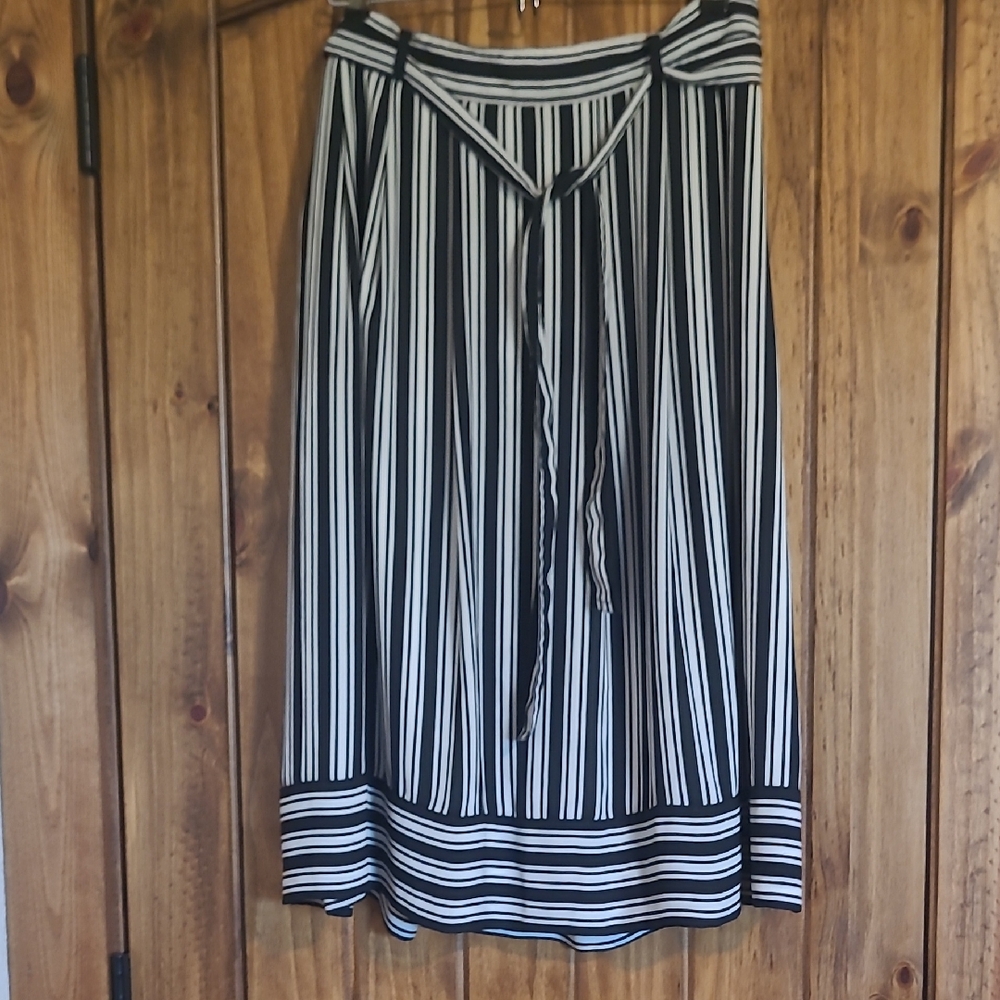 Banana Republic Black and White Midi Skirt with Tie Waist. Size 8